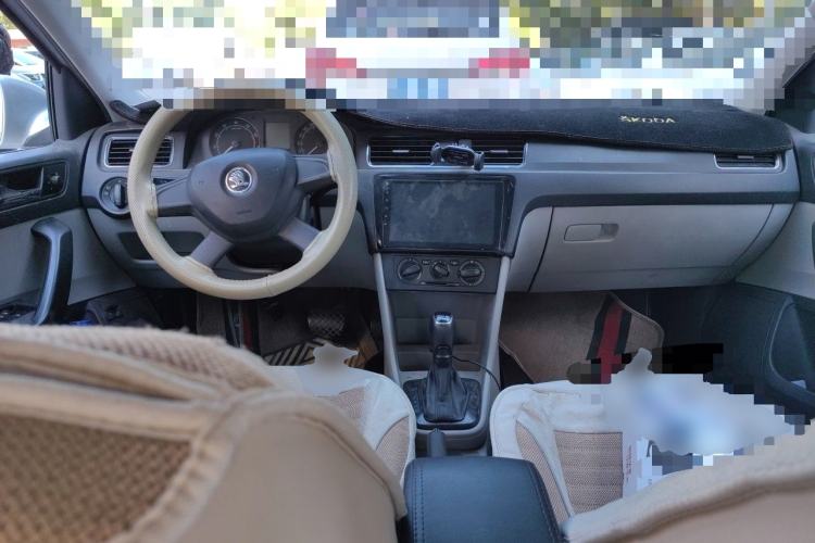 Used Skoda Rapid 2015 1.6L Automatic Smart Selection Model Center Console