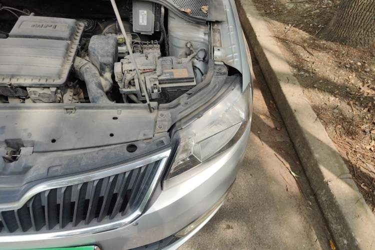 Used Skoda Rapid 2015 1.6L Manual Smart Selection Model Engine Bay Left