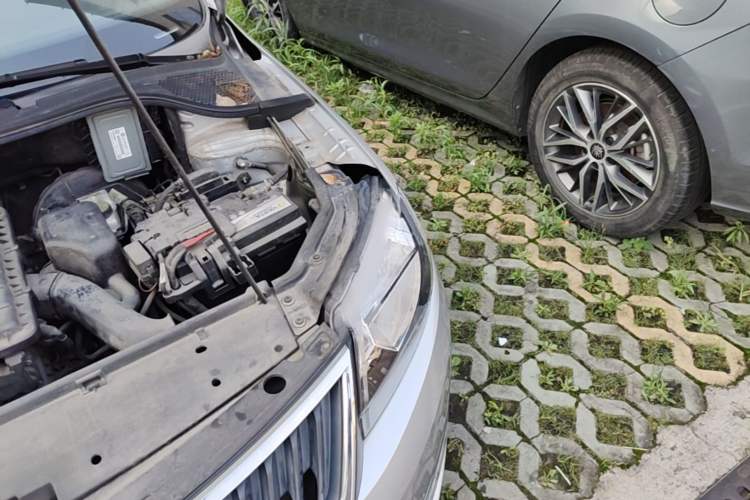 Used Skoda Rapid 2015 1.6L Automatic Smart Selection Model Engine Bay Left