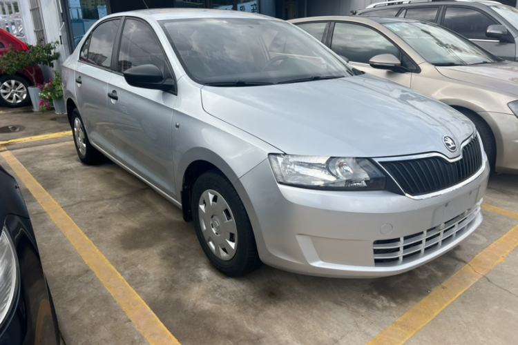 Used Skoda Rapid 2015 1.6L Manual Le Xuan Model Exterior 2