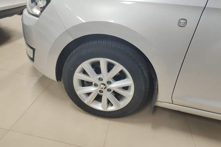 Used Skoda Rapid 2015 1.6L Automatic Smart Selection Model Exterior 3