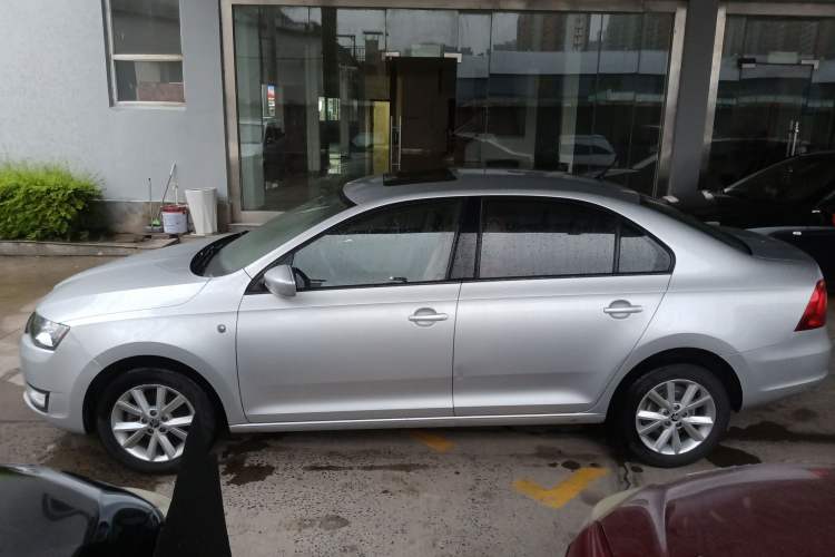 Used Skoda Rapid 2015 1.6L Automatic Smart Selection Model Exterior 3