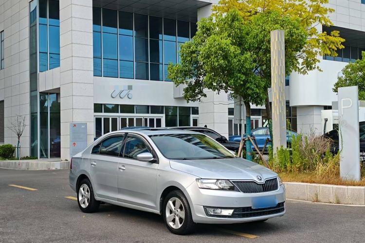 Used Skoda Rapid 2015 1.6L Automatic Smart Selection Model Exterior 4