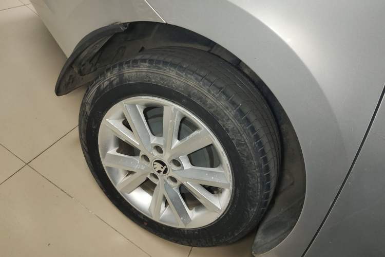 Used Skoda Rapid 2015 1.6L Automatic Smart Selection Model Exterior 4