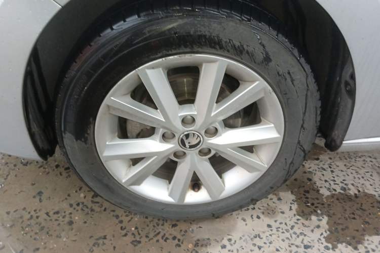 Used Skoda Rapid 2015 1.6L Automatic Smart Selection Model Exterior 7