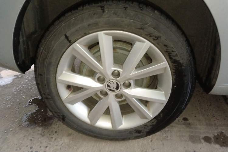 Used Skoda Rapid 2015 1.6L Automatic Smart Selection Model Exterior 8