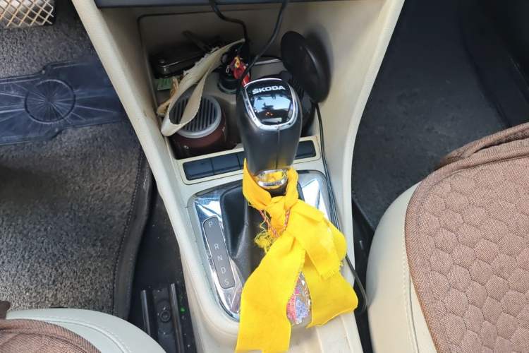 Used Skoda Rapid 2015 1.6L Automatic Preferred Model Gear Lever