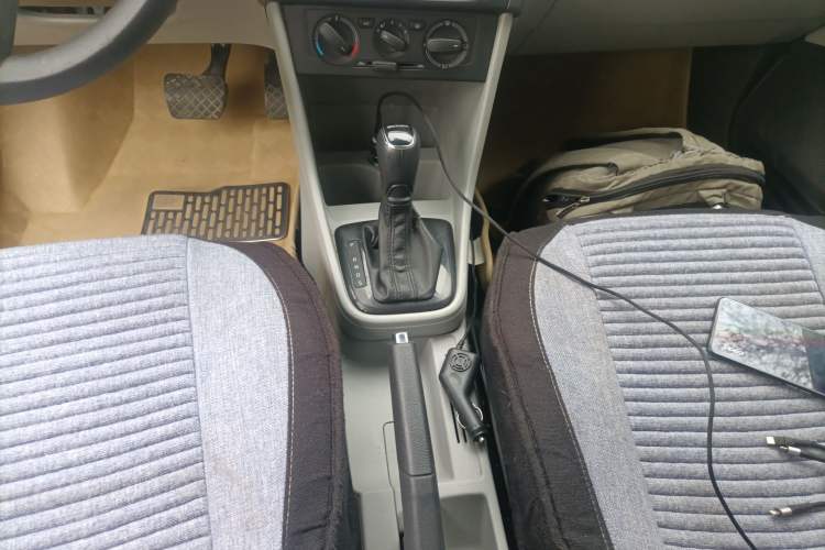 Used Skoda Rapid 2015 1.6L Automatic Smart Selection Model Gear Lever