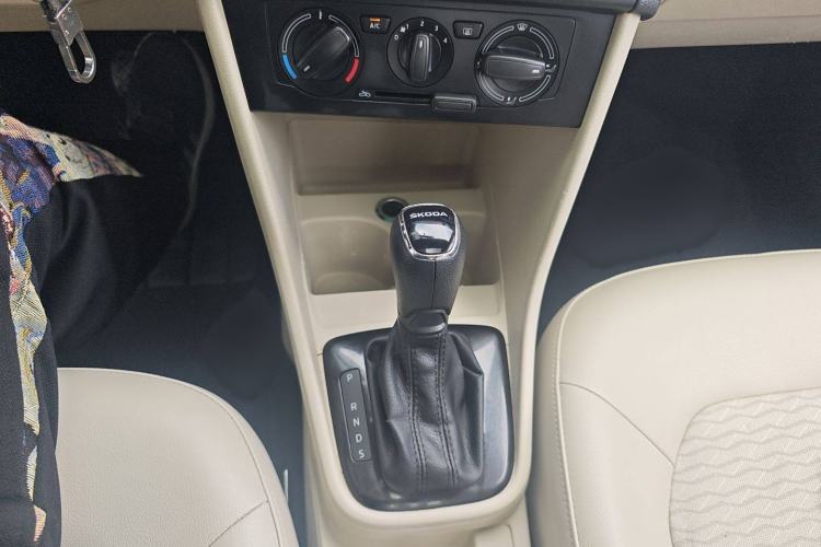 Used Skoda Rapid 2015 1.6L Automatic Smart Selection Model Gear Lever