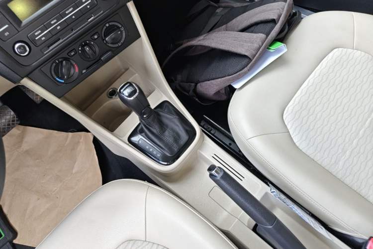 Used Skoda Rapid 2015 1.6L Automatic Smart Selection Model Gear Lever