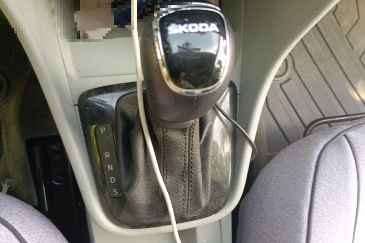 Used Skoda Rapid 2015 1.6L Automatic Smart Selection Model Gear Lever