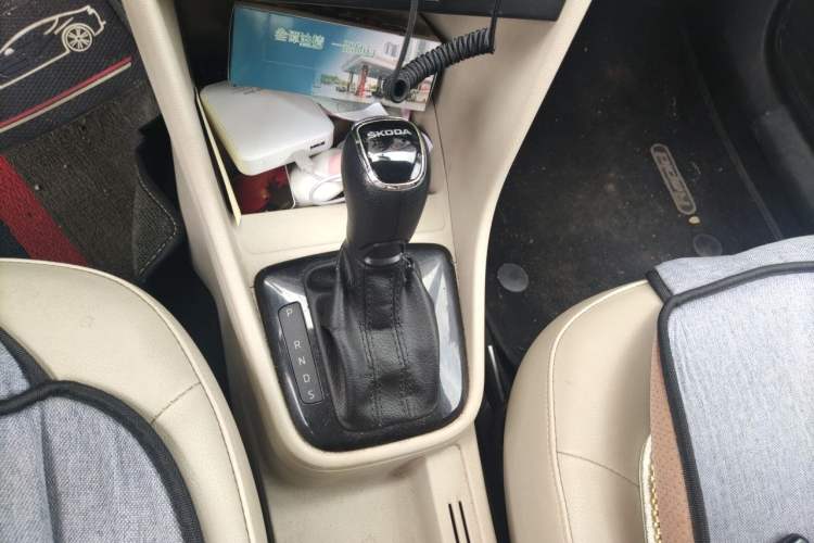Used Skoda Rapid 2015 1.6L Automatic Smart Selection Model Gear Lever