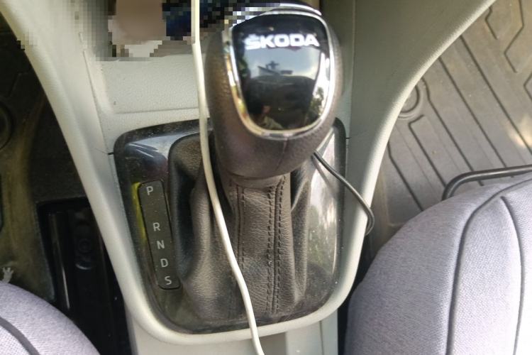 Used Skoda Rapid 2015 1.6L Automatic Smart Selection Model Gear Lever