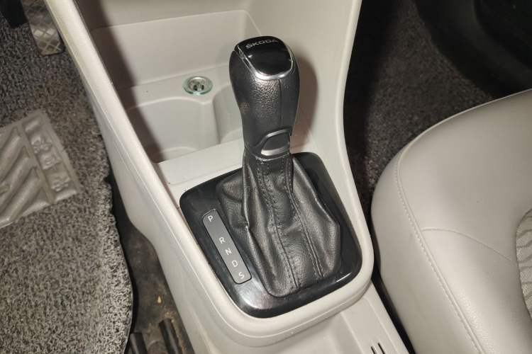Used Skoda Rapid 2015 1.6L Automatic Smart Selection Model Gear Lever