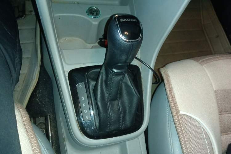 Used Skoda Rapid 2015 1.6L Automatic Smart Selection Model Gear Lever