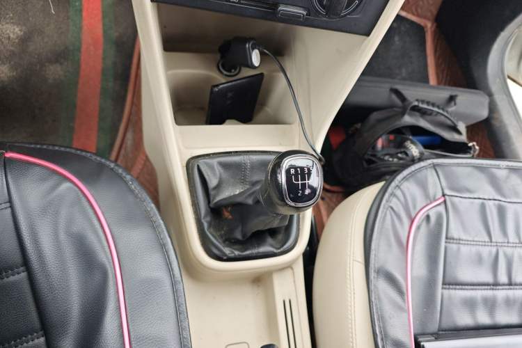 Used Skoda Rapid 2015 1.6L Manual Smart Selection Model Gear Lever