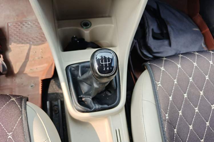 Used Skoda Rapid 2015 1.6L Manual Smart Selection Model Gear Lever