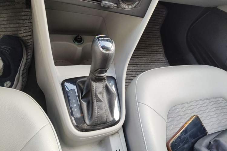 Used Skoda Rapid 2015 1.6L Automatic Smart Selection Model Gear Lever