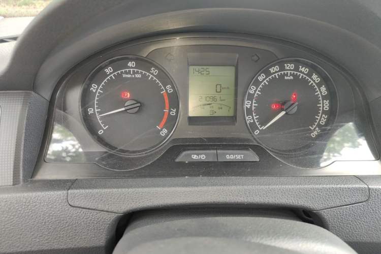 Used Skoda Rapid 2015 1.6L Manual Smart Selection Model Instrument Cluster