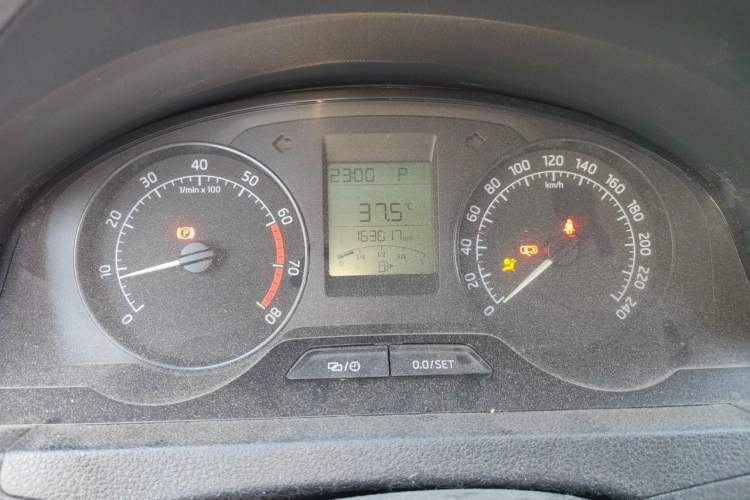 Used Skoda Rapid 2015 1.6L Automatic Smart Selection Model Instrument Cluster