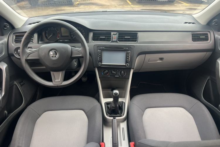 Used Skoda Rapid 2015 1.6L Manual Le Xuan Model Interior 1
