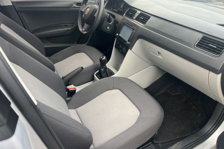 Used Skoda Rapid 2015 1.6L Manual Le Xuan Model Interior 10
