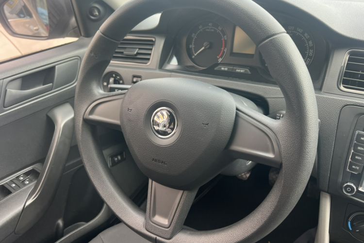 Used Skoda Rapid 2015 1.6L Manual Le Xuan Model Interior 2