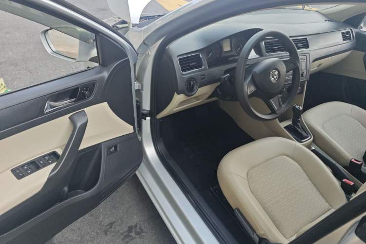 Used Skoda Rapid 2015 1.6L Automatic Smart Selection Model Interior 3