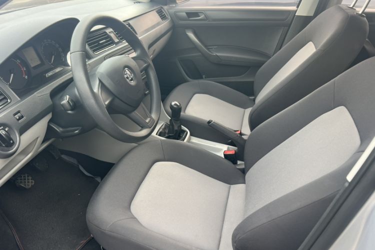Used Skoda Rapid 2015 1.6L Manual Le Xuan Model Interior 4