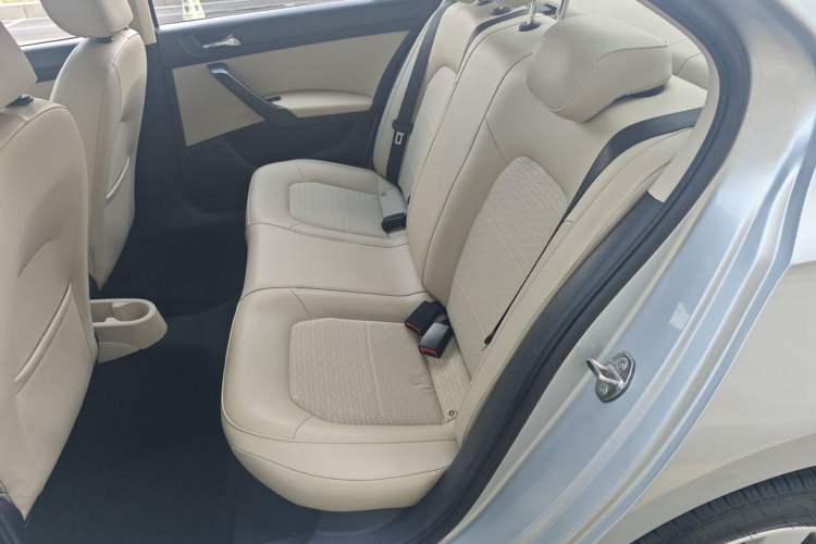 Used Skoda Rapid 2015 1.6L Automatic Smart Selection Model Interior 4
