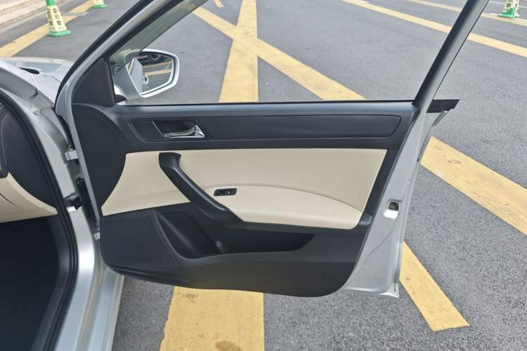 Used Skoda Rapid 2015 1.6L Automatic Smart Selection Model Interior 5