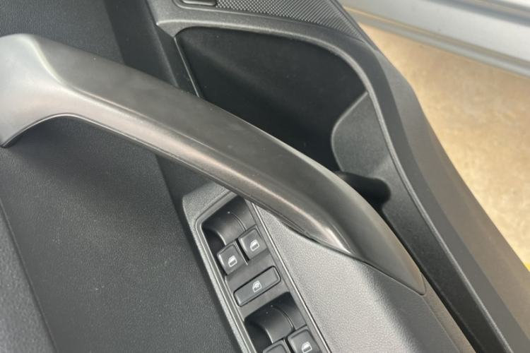 Used Skoda Rapid 2015 1.6L Manual Le Xuan Model Interior 9
