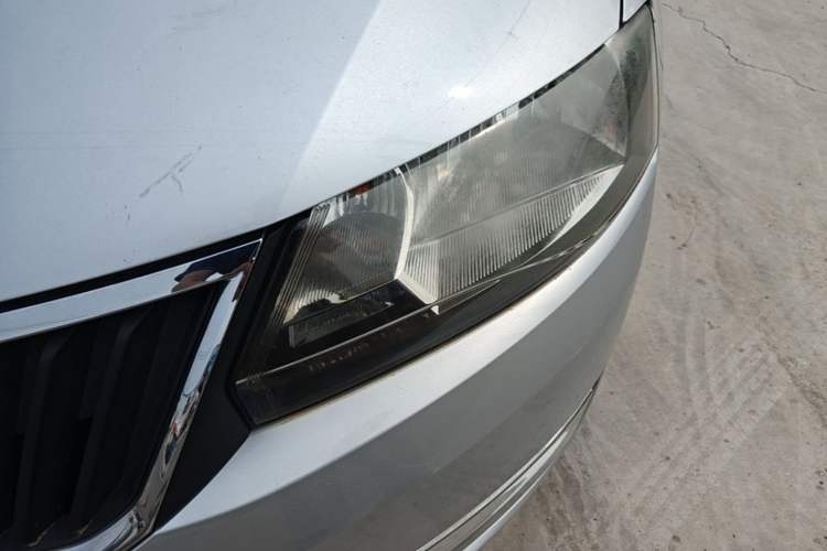 Used Skoda Rapid 2015 1.6L Manual Smart Selection Model Left Front Headlight