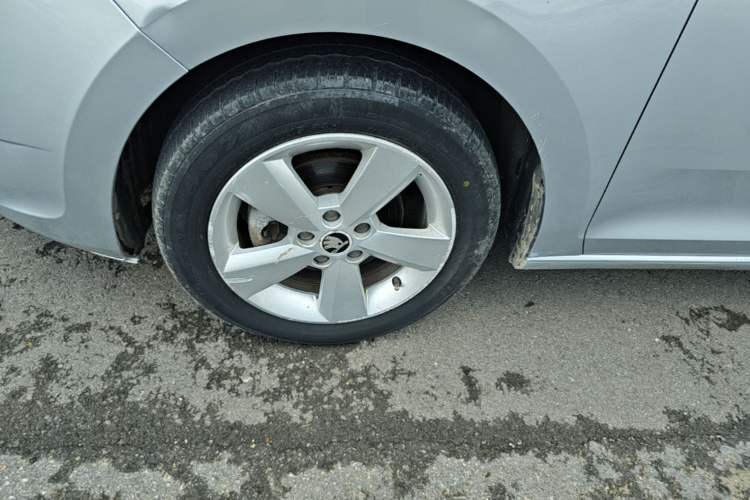 Used Skoda Rapid 2015 1.6L Automatic Smart Selection Model Left Front Wheel Hub