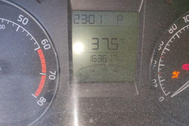 Used Skoda Rapid 2015 1.6L Automatic Smart Selection Model Odometer Close Up