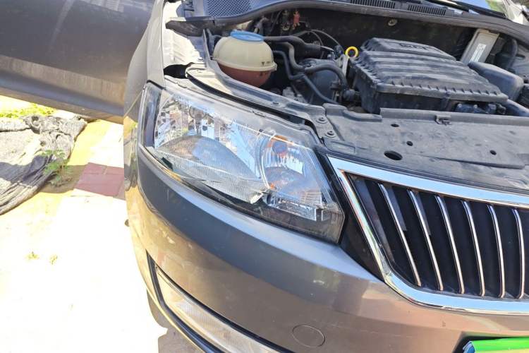 Used Skoda Rapid 2015 1.6L Automatic Preferred Model Right Front Headlight