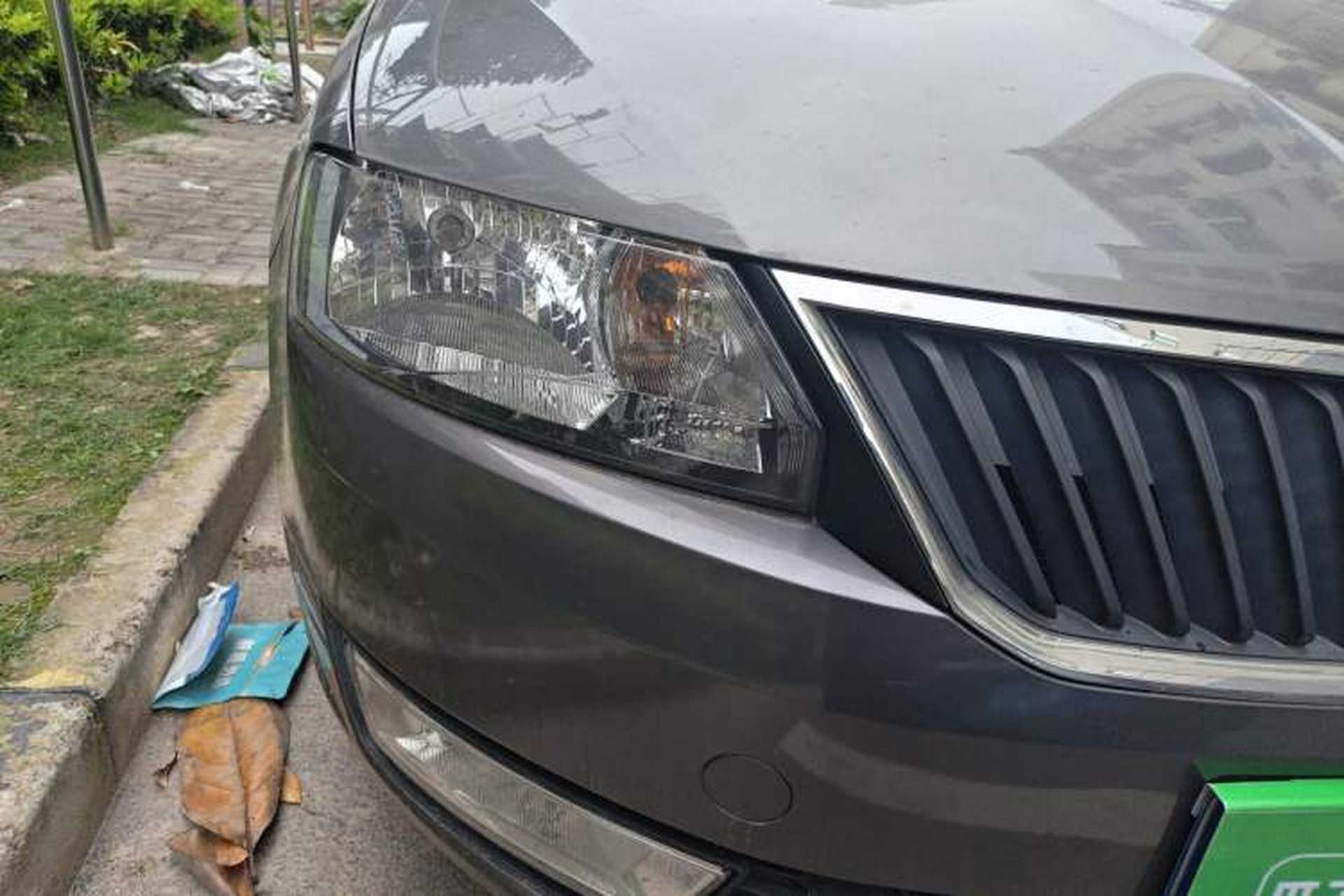 Used Skoda Rapid 2015 1.6L Automatic Smart Selection Model Right Front Headlight