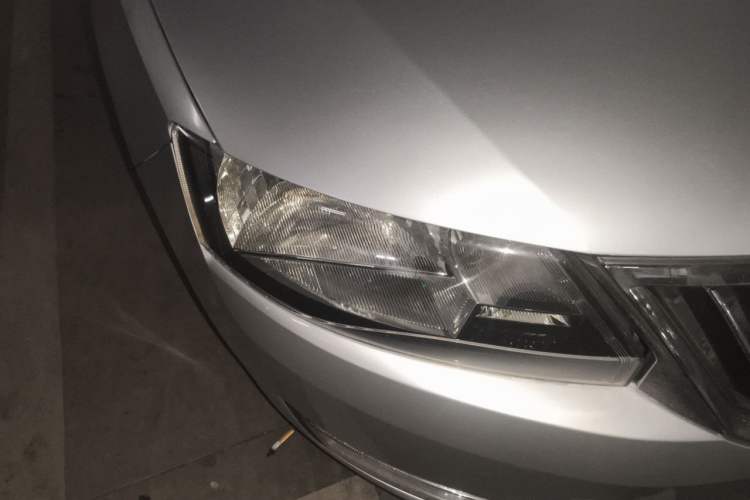 Used Skoda Rapid 2015 1.6L Automatic Smart Selection Model Right Front Headlight