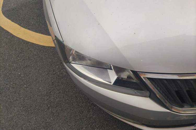 Used Skoda Rapid 2015 1.6L Automatic Smart Selection Model Right Front Headlight