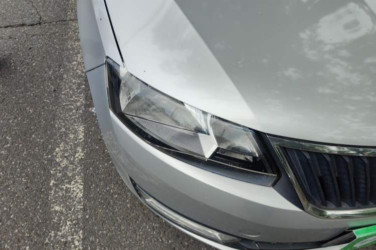 Used Skoda Rapid 2015 1.6L Manual Smart Selection Model Right Front Headlight