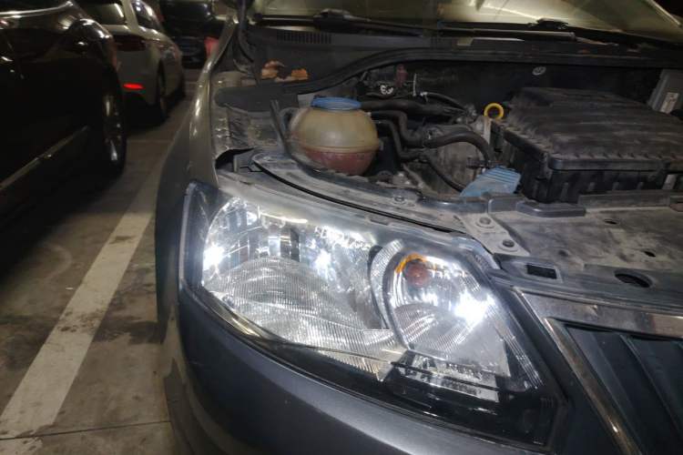 Used Skoda Rapid 2015 1.6L Manual Smart Selection Model Right Front Headlight