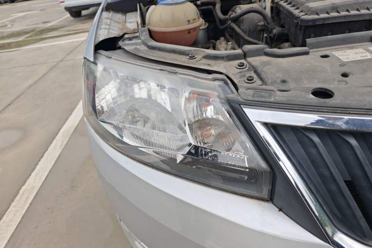 Used Skoda Rapid 2015 1.6L Manual Smart Selection Model Right Front Headlight