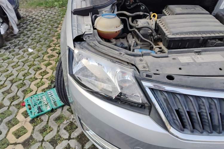 Used Skoda Rapid 2015 1.6L Automatic Smart Selection Model Right Front Headlight