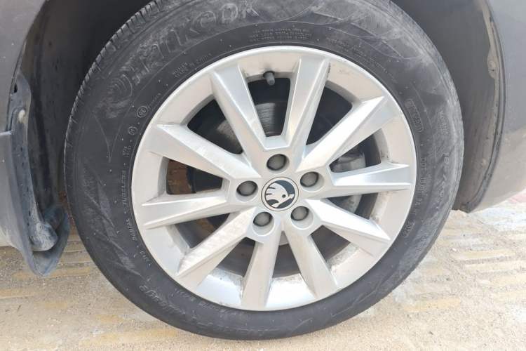 Used Skoda Rapid 2015 1.6L Automatic Preferred Model Right Front Wheel Hub