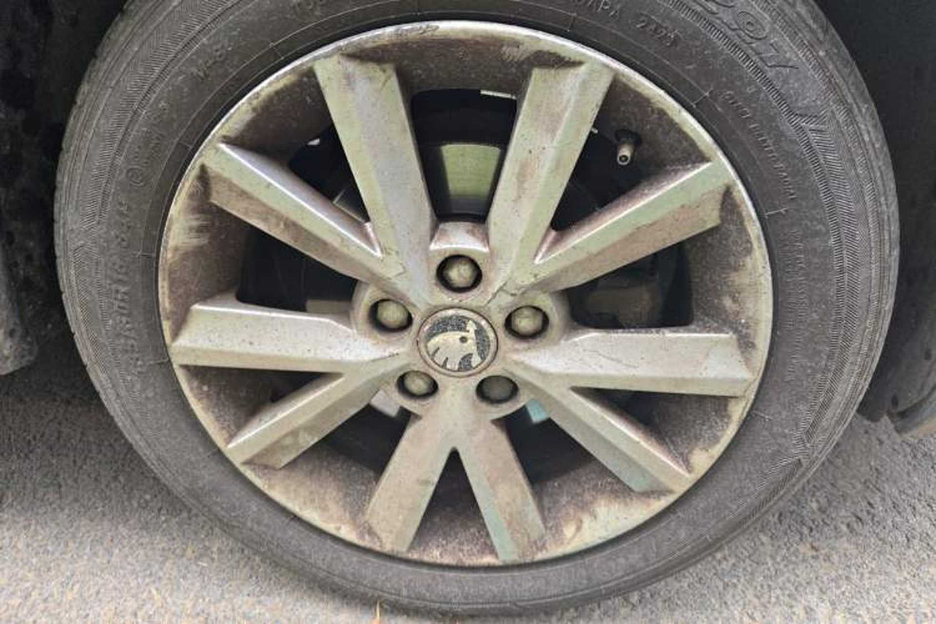Used Skoda Rapid 2015 1.6L Automatic Smart Selection Model Right Front Wheel Hub