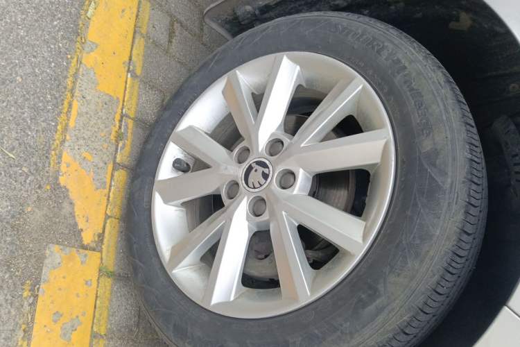 Used Skoda Rapid 2015 1.6L Automatic Smart Selection Model Right Front Wheel Hub