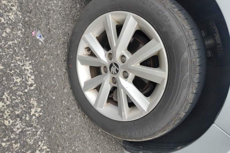 Used Skoda Rapid 2015 1.6L Manual Smart Selection Model Right Front Wheel Hub