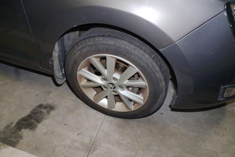 Used Skoda Rapid 2015 1.6L Manual Smart Selection Model Right Front Wheel Hub