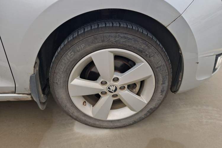 Used Skoda Rapid 2015 1.6L Manual Smart Selection Model Right Front Wheel Hub