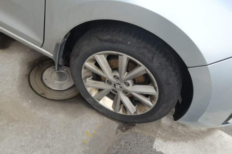 Used Skoda Rapid 2015 1.6L Manual Smart Selection Model Right Front Wheel Hub